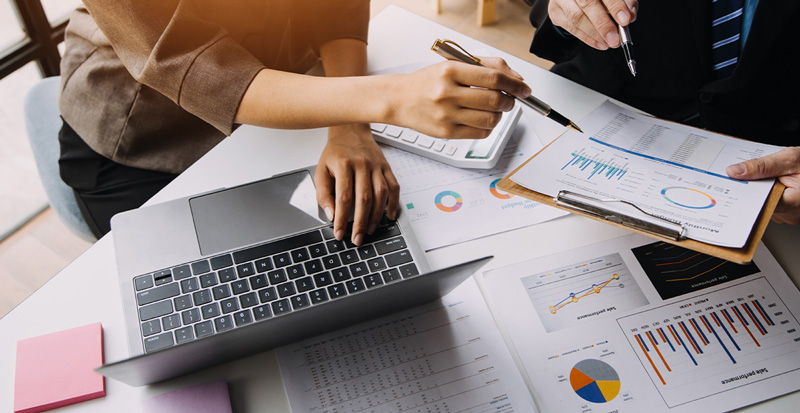 Pessoas trabalhando em um projeto